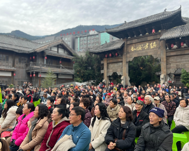 觀眾觀看表演（習水縣融媒體中心供圖）