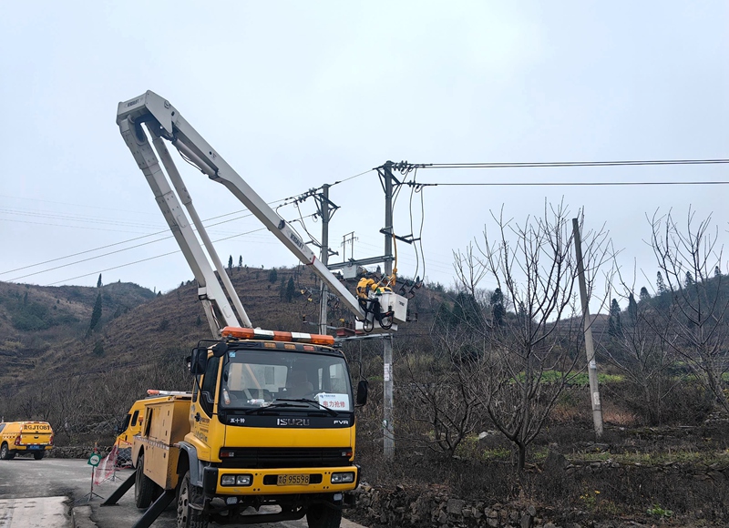 利用帶電作業檢修線路設備，讓客戶“無感”用電。