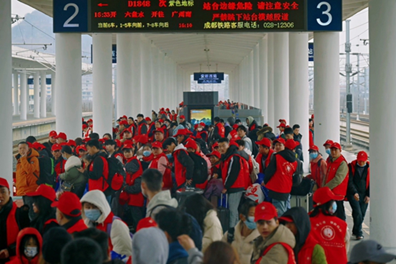 3 图为务工人员在站台上排队候车