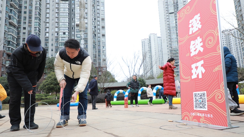 滚铁环吸引了众多市民朋友参与。