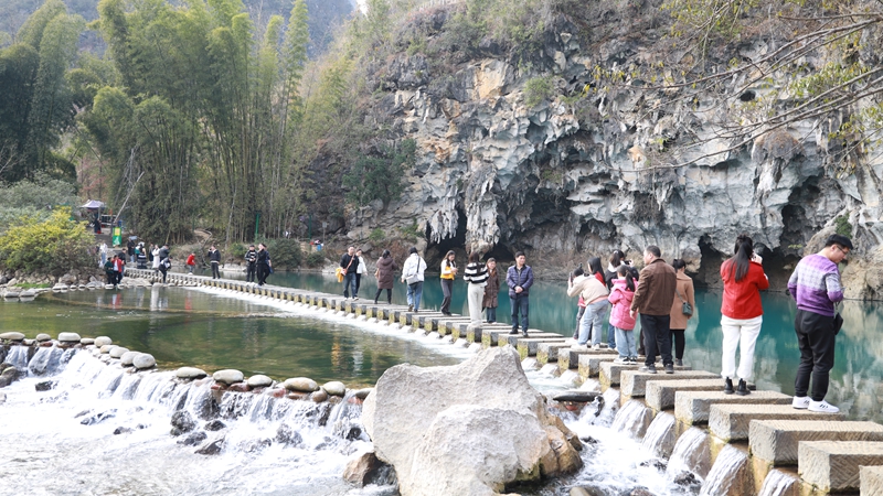 游客在大小井省级风景名胜区游玩（黄 姗 摄）.jpg