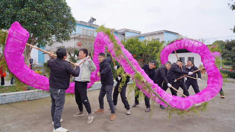 火龍飛舞祈福。瓮安縣融媒體中心供圖.jpg