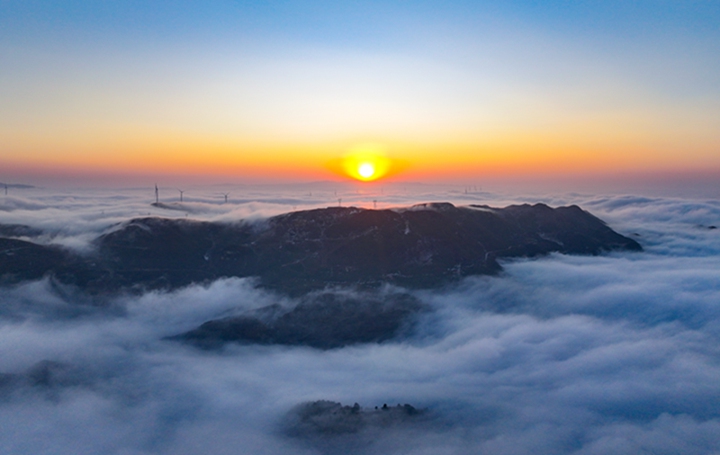 韭菜坪景區拍攝的日落雲海景觀