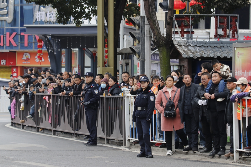 7、路邊觀看的群眾。 王琨榮攝.jpg