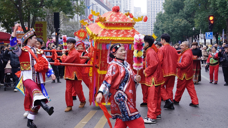 “十里红妆”，土家风情惊艳佳节时光。