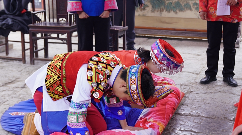 “十里红妆”，土家风情惊艳佳节时光。