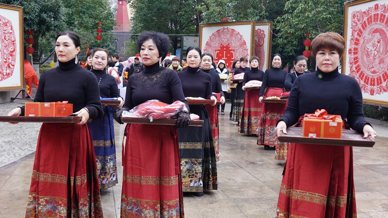 “十里红妆”，土家风情惊艳佳节时光。