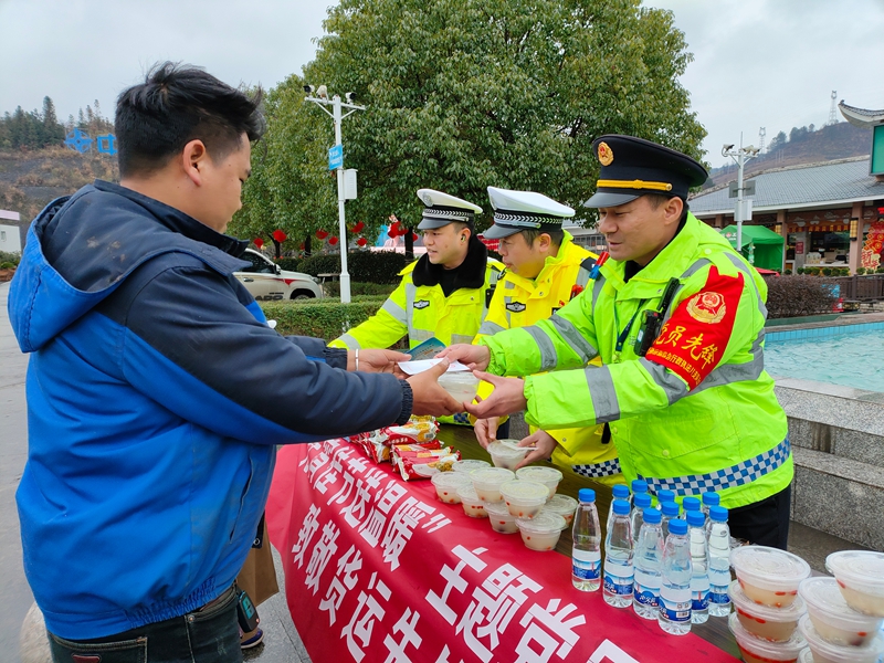 1 貴州交通綜合執法人員向司乘贈送熱乎乎湯圓。.jpg