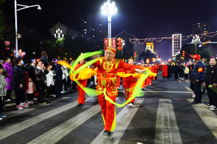 人們參加游花燈活動。楊家孟攝