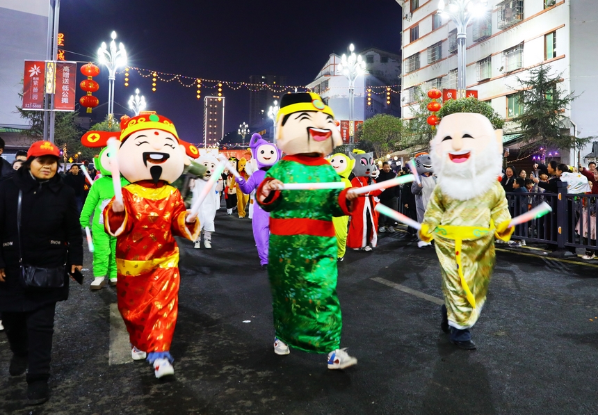 人們參加游花燈活動。楊家孟攝