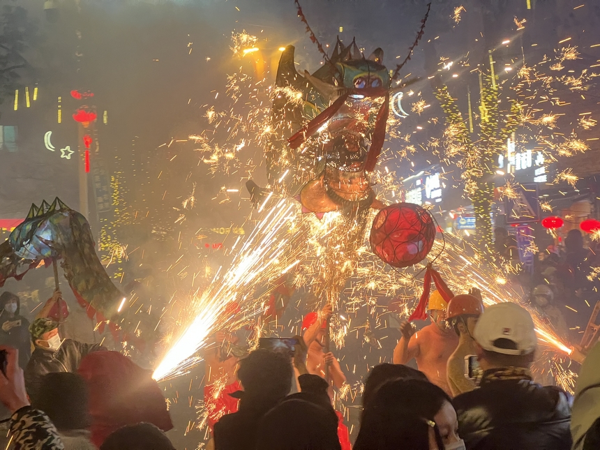 台江噓花舞龍現場。楊秀福攝