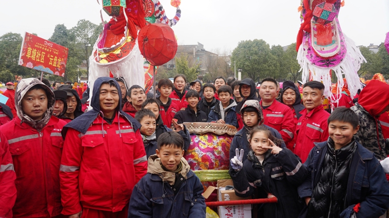 4 圖為龍獅隊伍中不乏朝氣蓬勃的青少年。.jpg