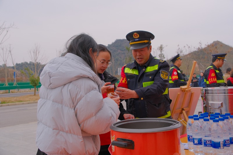 玉盤高速舊州服務區上行楊國付為司乘人員送上姜茶。