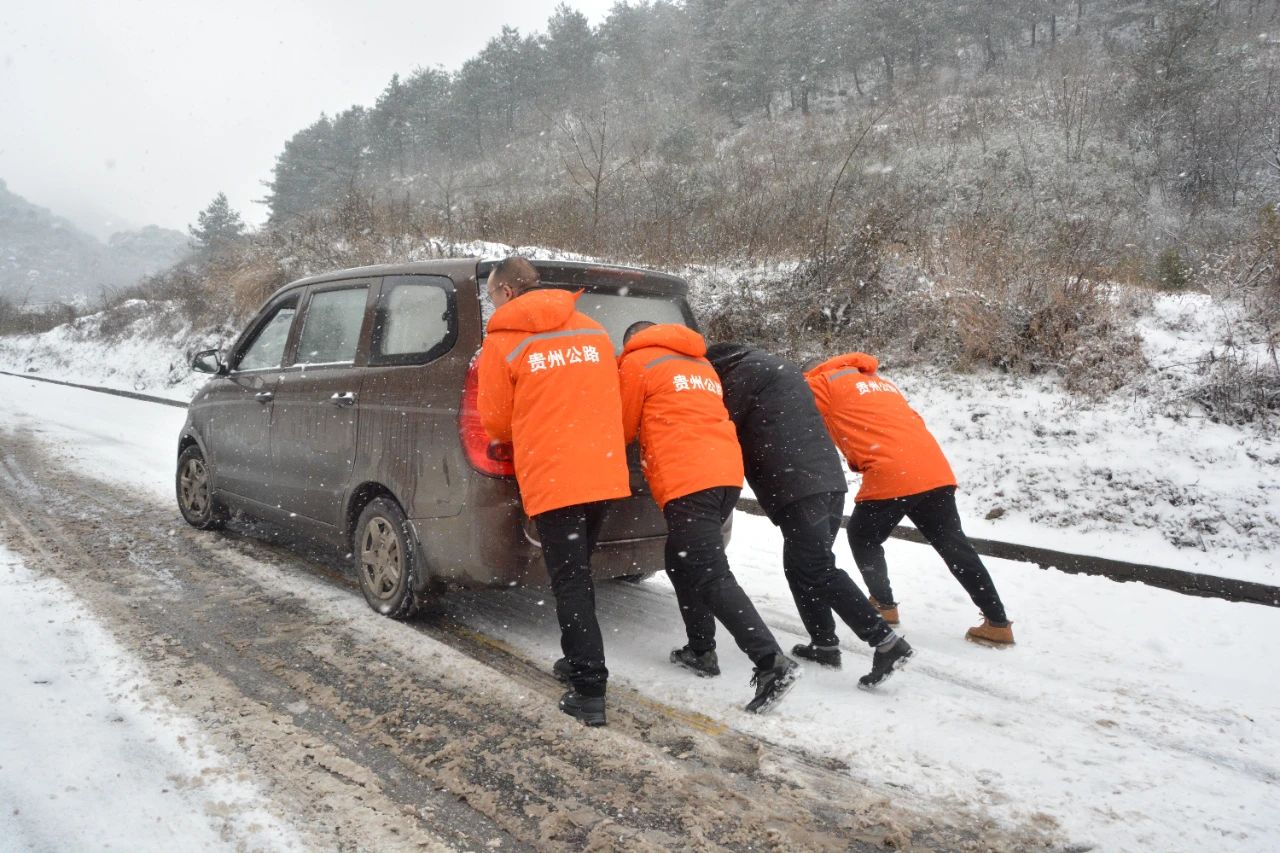 帮助受困车辆脱困。施雪摄