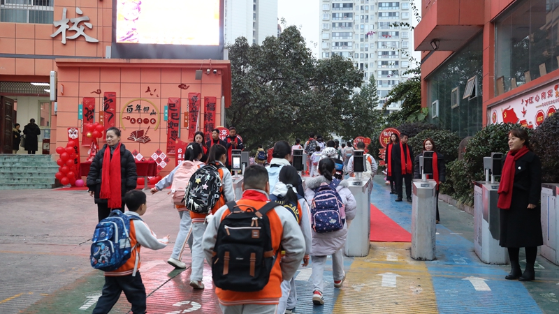 罗甸县第一小学学生报到.jpg