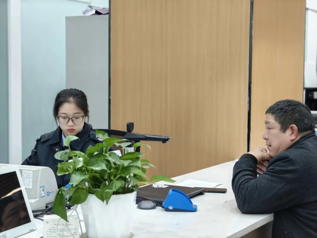 六枝特區稅務局稅務干部協同為納稅人辦理跨區域事項。王馨瑜攝