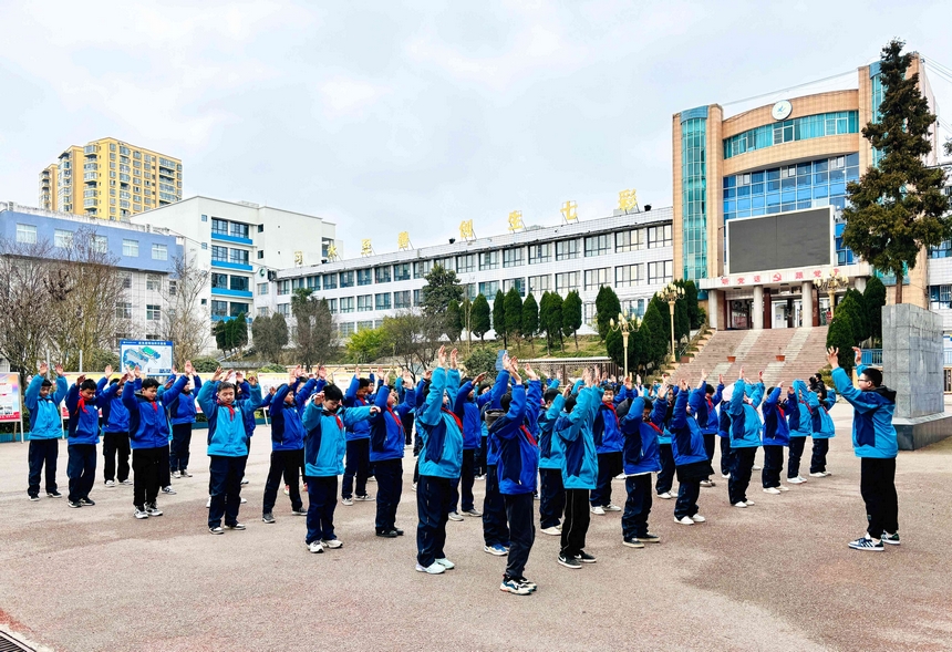 习水第七中学体育课上，学生正在做热身运动。习水县融媒体中心供图