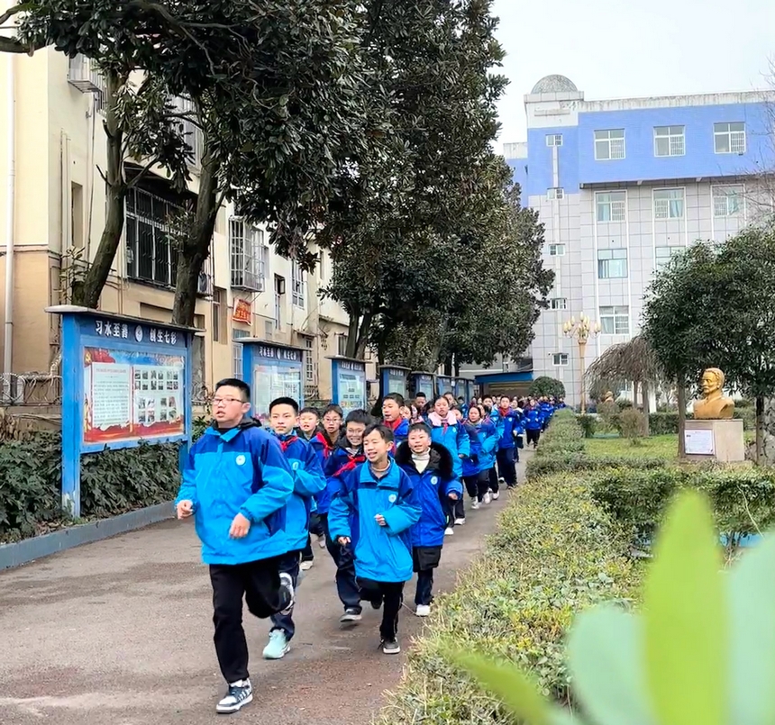 习水第七中学，身着统一校服的学生们绕着操场跑操，整齐有序。习水县融媒体中心供图