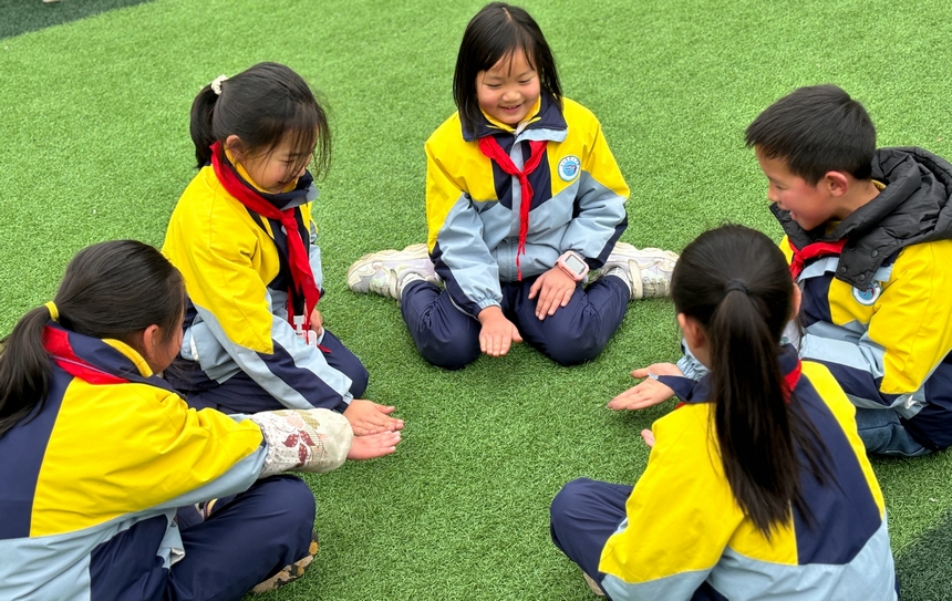 习水第三小学体育课上，孩子们正在玩耍趣味游戏。习水县融媒体中心供图