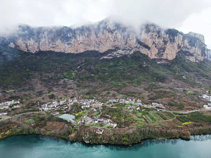 貴州省黔西市大關鎮丘林村，霧氣蒸騰的山頭與河流、村落、田園相映成趣，構成一幅和美鄉村、幸福畫卷。 