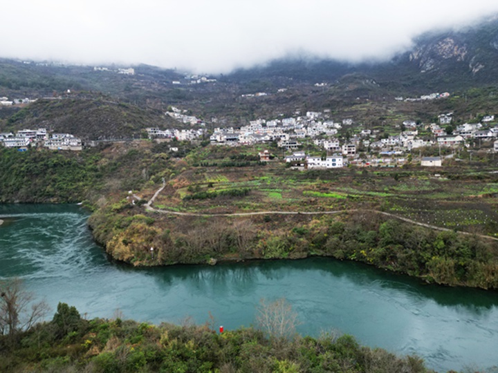 貴州省黔西市大關鎮丘林村，霧氣蒸騰的山頭與河流、村落、田園相映成趣，構成一幅和美鄉村、幸福畫卷。 