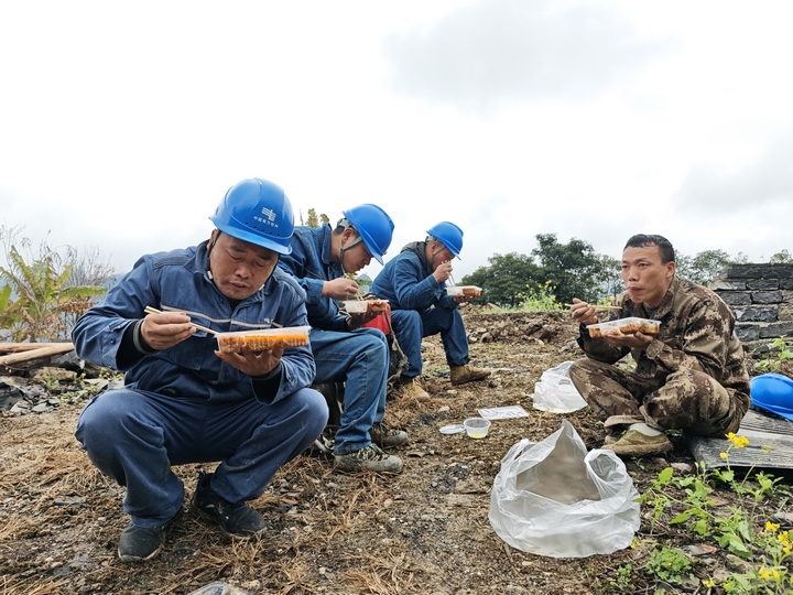 4、由于时间紧任务重，抢修人员均在现场就餐。.jpg