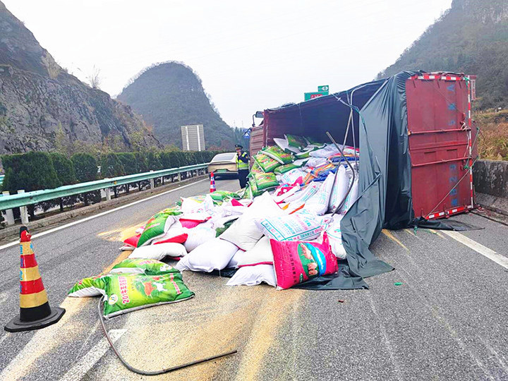 1 圖為車輛側翻事故現場。