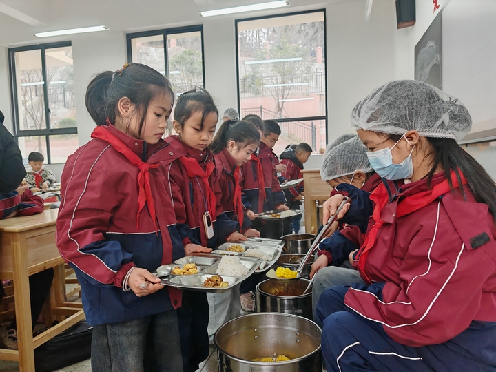 学生们在教室里面排队就餐（习水县融媒体中心供图）.jpg