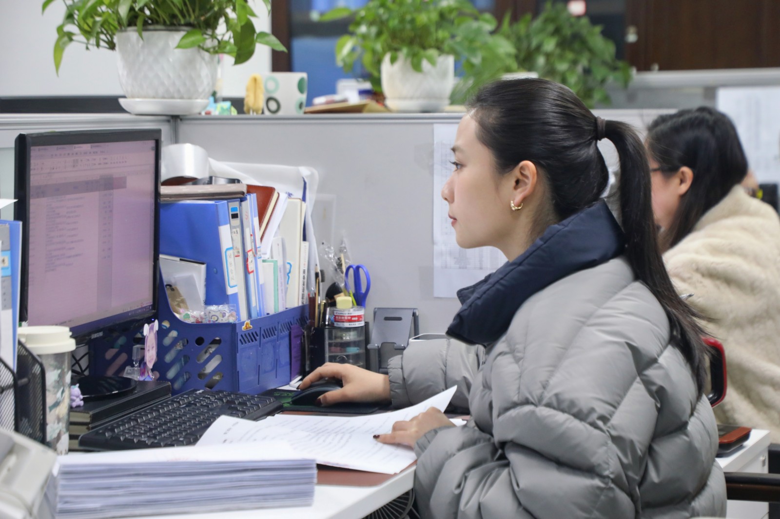 公司员工有序忙碌着。观山湖区科技局供图