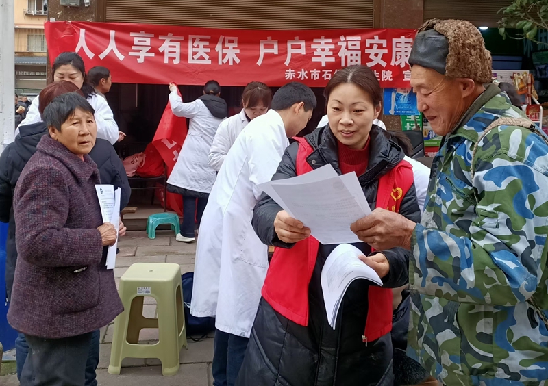 税务、医保等部门在赶集日联合开展医保宣传.jpg