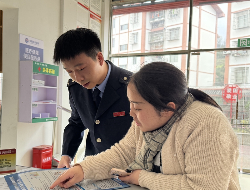 税务干部到村居开展医保宣传.jpg