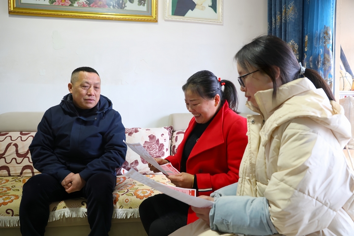 劍河縣幸福社區工作人員入戶走訪，了解就業意向。（楊菊梅攝）.jpg