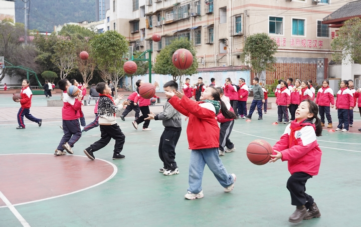 1、桐梓县海校街道中心学校学生课间时间的体育活动。 张亚摄.jpg