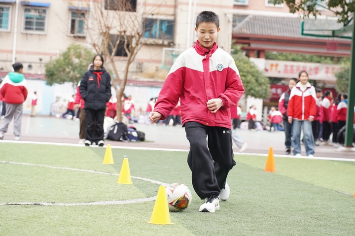 2、桐梓县海校街道中心学校学生课间时间的体育活动。 张亚摄.jpg