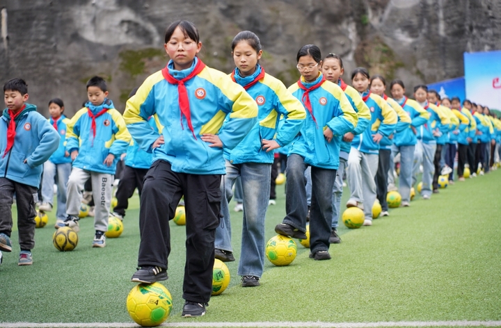 4、桐梓县娄山关街道鞍山小学学生课间时间的体育活动。 张亚摄.jpg