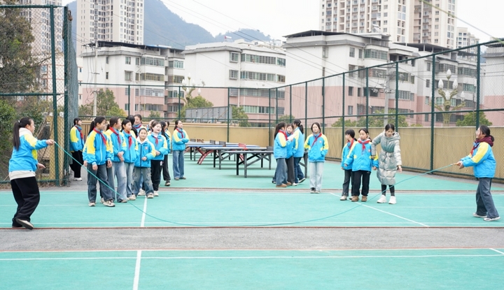 5、桐梓县娄山关街道鞍山小学学生课间时间的体育活动。 张亚摄.jpg