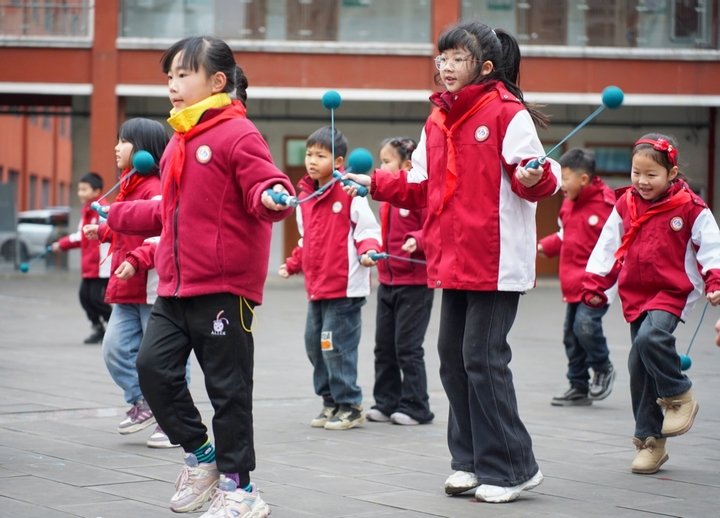 6、桐梓县娄山关街道鞍山小学学生课间时间的体育活动。 张亚摄.jpg