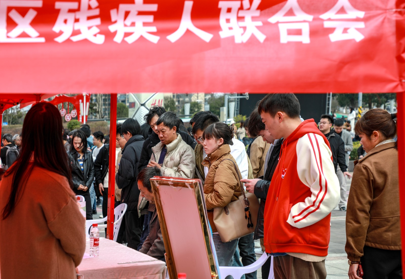 招聘会特别设置了残疾人招聘专区。