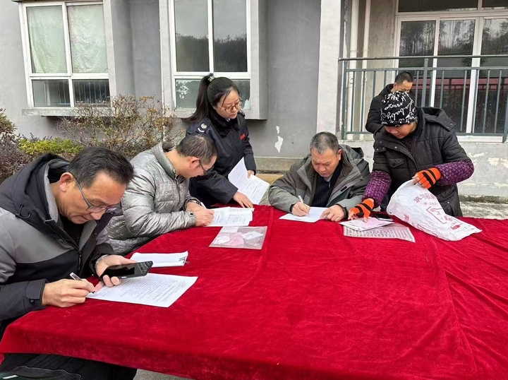 税务干部上门办证现场.jpg