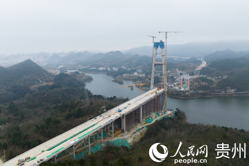 貴安高速擴容項目百花湖特大橋施工現場。人民網記者涂敏攝