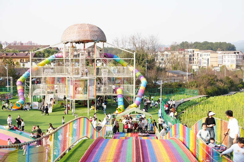 神採八卦園內的無動力樂園。