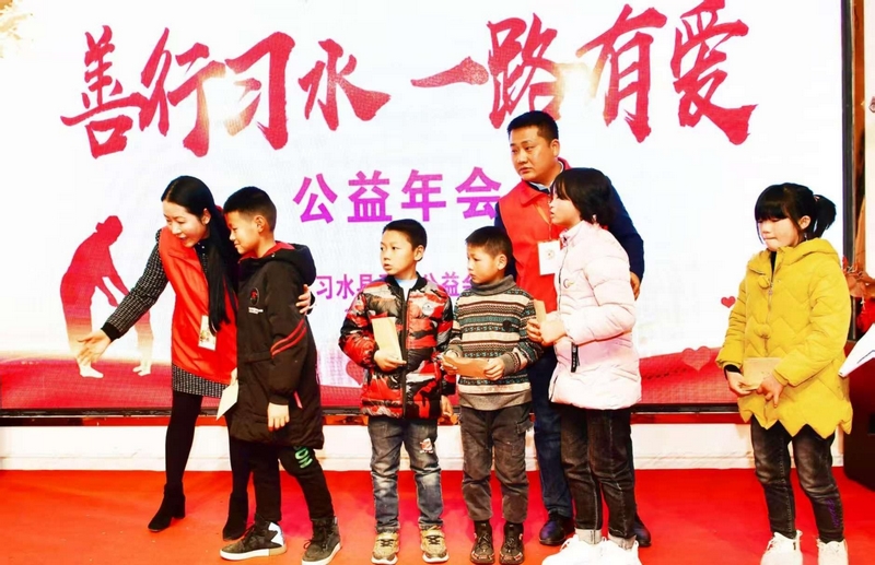 陳宗良助力貧困學子。習水縣愛心公益會供圖