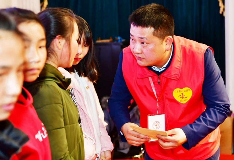 陳宗良（右一）為貧困學子頒發補助金。習水縣愛心公益會供圖