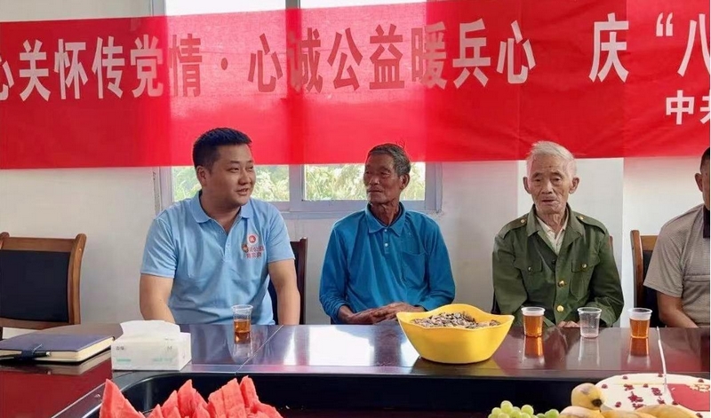 陳宗良慰問老兵（資料圖片）。習水縣愛心公益會供圖