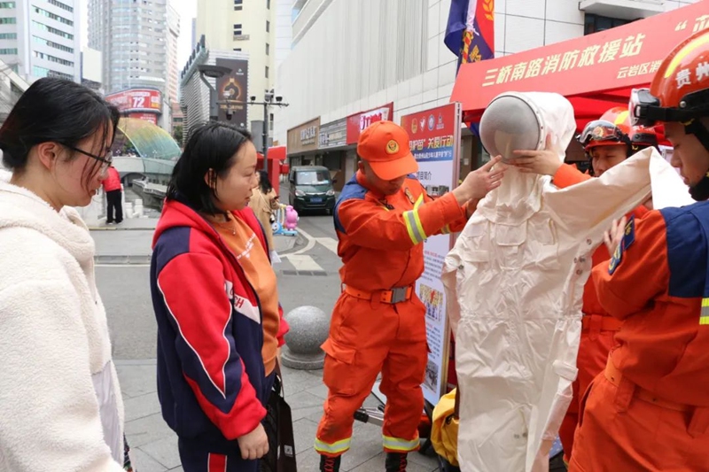 消防员为市民进行讲解。