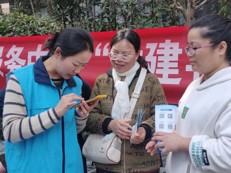 清鎮市政務服務“直通車”深入鄉鎮為市民提供政策咨詢並辦理實事。 (5).jpg