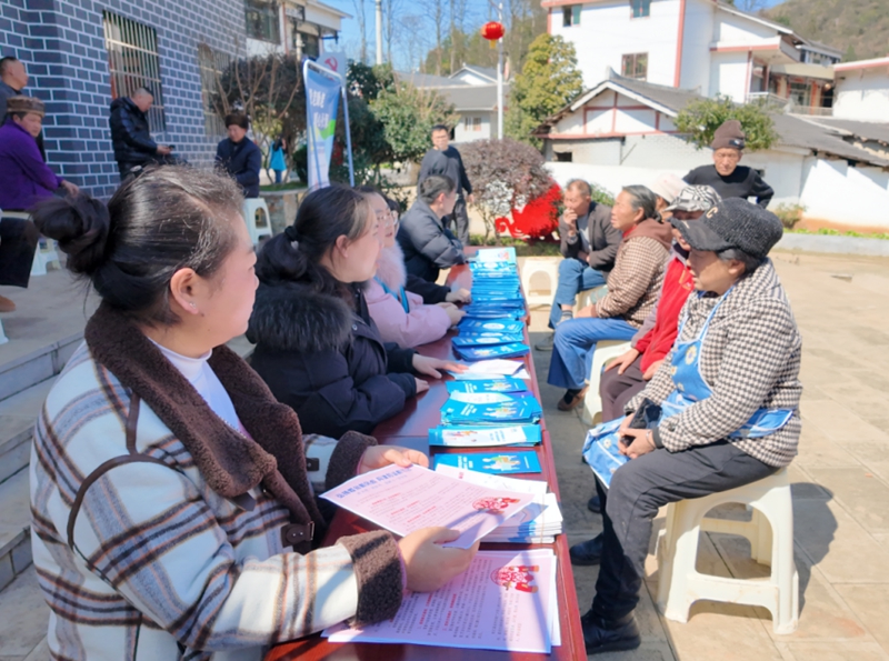 清镇市政务服务“直通车”深入乡镇为市民提供政策咨询并办理实事。 (4).jpg