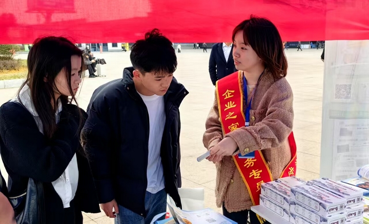 工作人員進行政策宣傳。