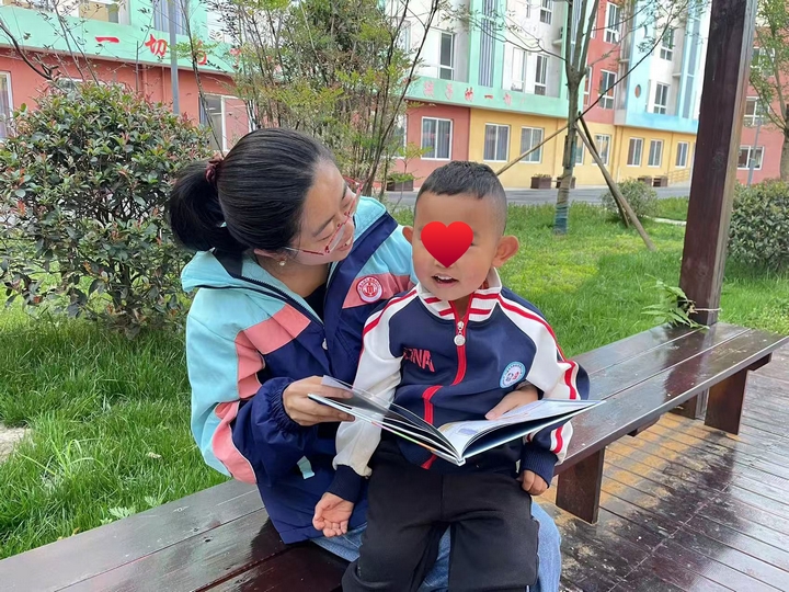 李婧在给孩子读绘本。