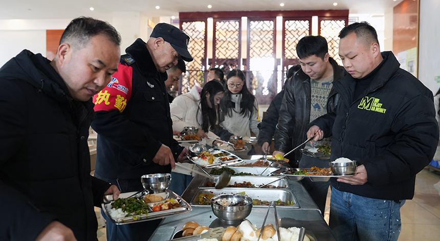 党员干部食堂就餐。